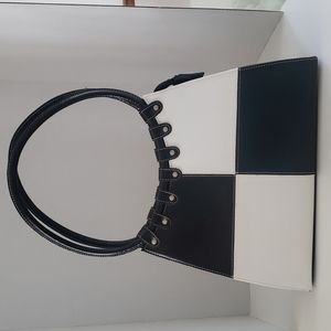 Ladies Black and White Purse, zipper top, inside pocket.